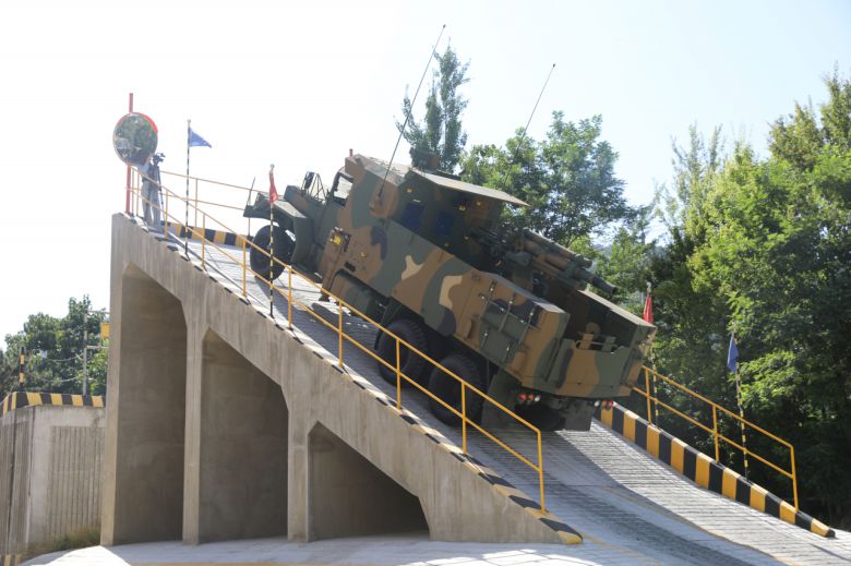 지난 5일 경남 창원에 위치한 한화에어로스페이스 창원 제3공장 성능시험장에서 출고를 앞 둔 K105A1, 풍익이 60%경사로 등판과 제동 시험을 하고 있다.[한화에어로스페이스 제공]