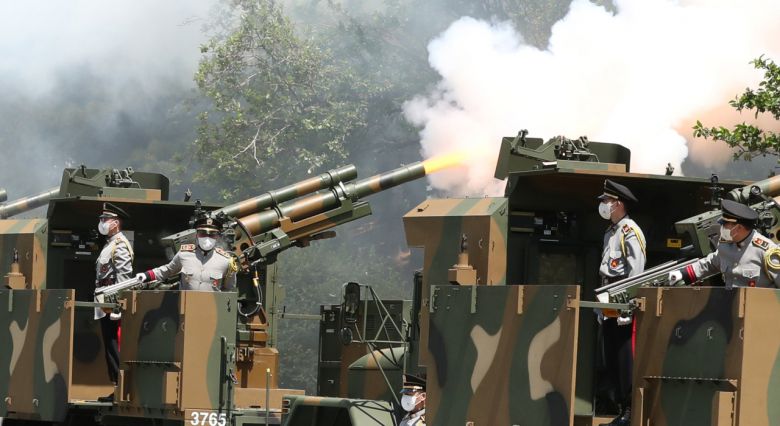 지난해 5월 10일 서울 여의도 국회의사당에서 열린 제20대 윤석열 대통령 취임식에서 K105AI 차륜형 자주포에서 21발의 예포가 발사되고 있다. 이상섭 기자