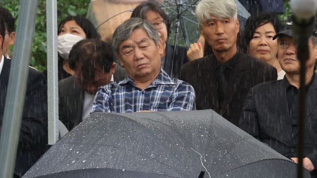 9일 경기도 남양주시 모란공원에서 열린 고(故) 박원순 전 서울시장 추모제에 참석한 김수진 이화여자대학교 명예교수(가운데). [연합]