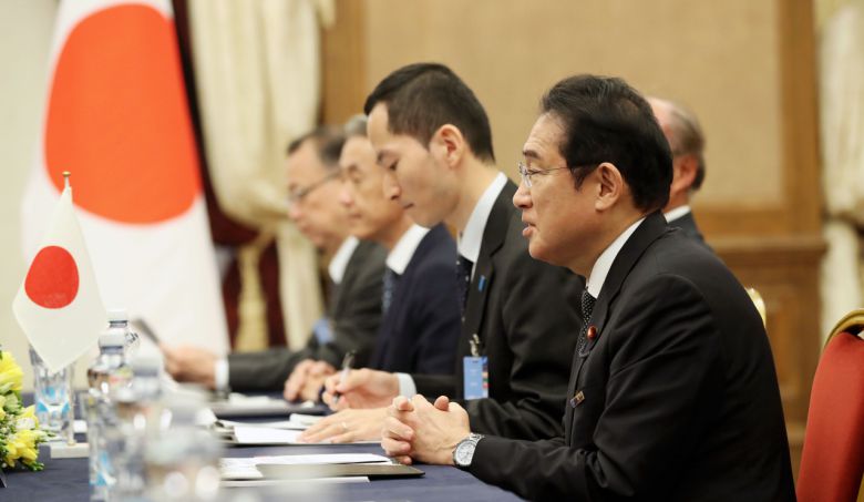 기시다 후미오 일본 총리가 12일 리투아니아 빌뉴스 한 호텔에서 열린 한일 정상회담에서 발언하고 있다. [연합]