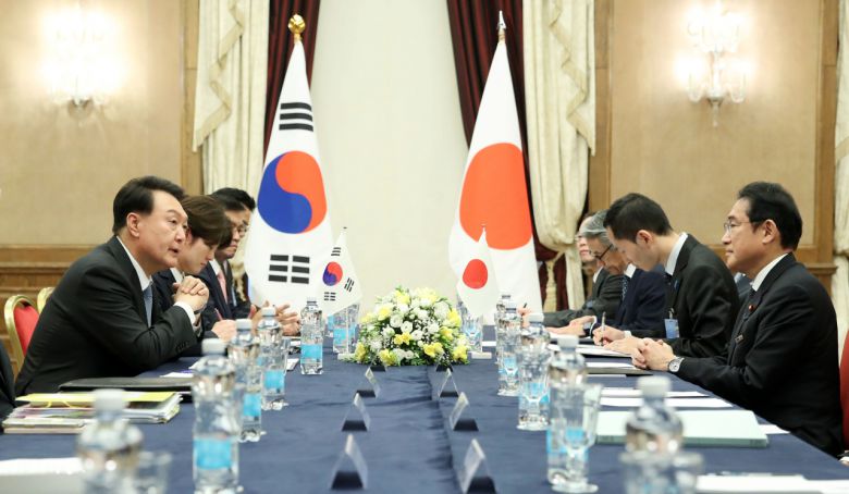 북대서양조약기구(NATO·나토) 정상회의 참석차 리투아니아를 방문 중인 윤석열 대통령이 12일 빌뉴스 한 호텔에서 기시다 후미오 일본 총리와 한일 정상회담을 하고 있다. [연합]