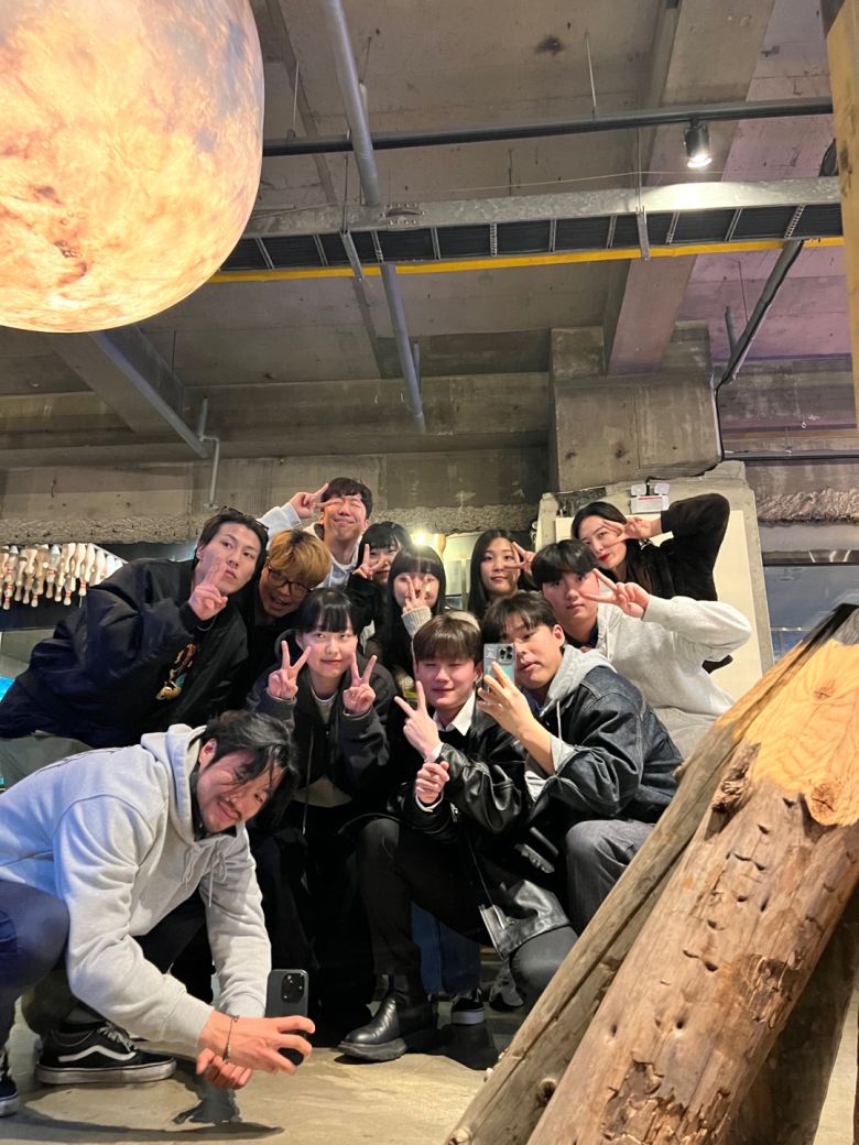 쌀국숫집 미미옥 직원들이 단체촬영을 하고 있다. 휴대전화를 들고 있는 사람이 미미옥을 운영하는 로프컴퍼니의 박재현 대표. [로프컴퍼니 제공]