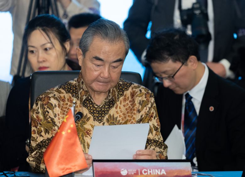 왕이 중국 공산당 중앙정치국 위원이 14일 오전(현지시간) 인도네시아 자카르타 샹그릴라 호텔에서 열린 동아시아정상회의(EAS) 외교장관회의에 참석하고 있다. [연합]