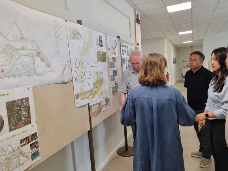 지난달 21일 독일 튀링겐주에 위치한 라이나펠데-보르비스의 한 사무실에서 이상림 한국보건사회연구원 인구모니터링평가센터장이 전직 라이나펠데-보르비스 시장인 게르드 라인하르트에게 축소도시 전략에 대해 설명을 듣고 있다. 김영철 기자