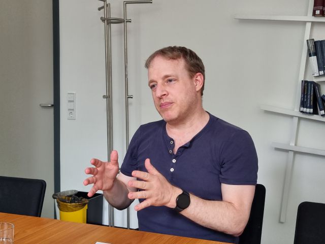 독일 내무부 산하 연방인구연구소(BiB) 연구 책임자 마틴 부자드(Martin Bujard) 박사가 6월 19일(현지시간) 비스바덴 BiB 연구소 접견실에서 본지와의 인터뷰에 응하고 있다. [사진=김영철 기자]