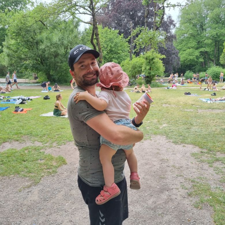 독일 바이에른주 뮌헨 ‘영국 정원(Englischer Garten)’에서 만난 공무원 하랄드(Harald·36)씨가 아이를 안고 포즈를 취하고 있다. 아내와 나눠쓸 수 있는 14개월의 휴직 중 2개월의 ‘육아휴직’을 사용했다는 하랄드 씨는 “공무원이 아닌 민간 기업에 다니는 친구들 중에서도 육아휴직을 쓰지 못한 경우는 한번도 보지 못했다”고 말했다. [사진=김용훈 기자]