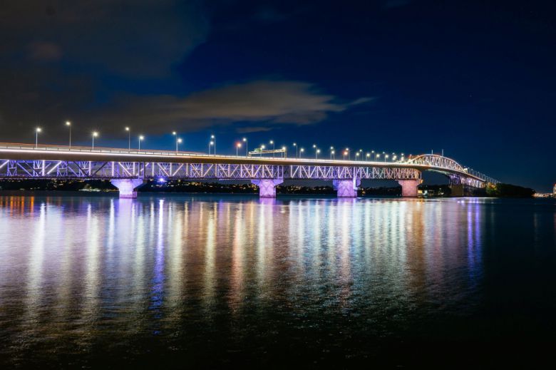 설을 축하하며 불밝힌 오클랜드 다리