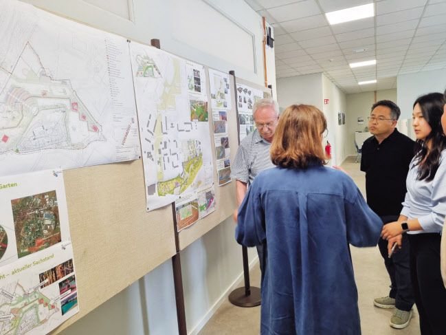 지난달 21일 독일 튀링겐주에 위치한 라이나펠데-보르비스의 한 사무실에서 이상림 한국보건사회연구원 인구모니터링평가센터장이 전직 라이네펠데-보르비스 시장인 게르드 라인하르트에게 축소도시 전략에 대해 설명을 듣는 모습 김영철 기자