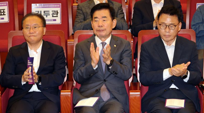 18일 국회에서 열린 '정치양극화 시대 한국의 민주주의의 발전방안' 출판기념회에 김진표 국회의장과 여야 원내대표가 참석하고 있다. 왼쪽부터 윤재옥 국민의힘 원내대표, 김 의장, 박광온 더불어민주당 원내대표. [연합]