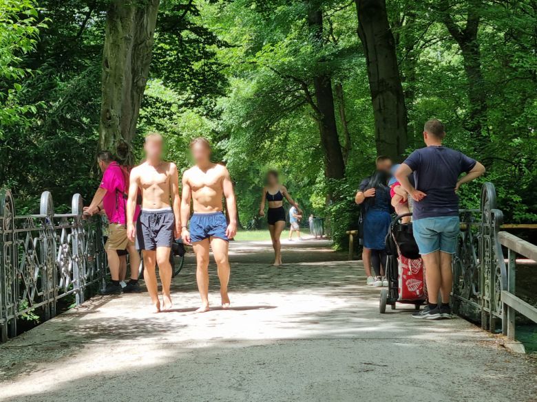 지난달 22일 독일 바이에른주 뮌헨의 '영국공원' 모습. 상의를 벗고 다니는 남성들, 가벼운 복장으로 아기와 함께 나들이를 나온 가족단위의 사람들이 자연스럽게 섞여 있다. 김영철 기자