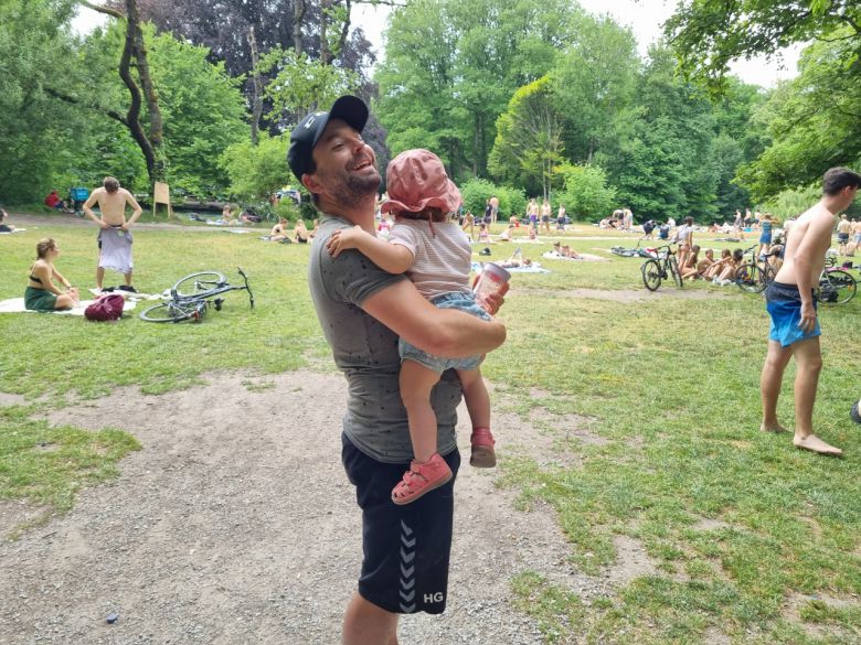 지난달 22일 독일 바이에른주 뮌헨의 '영국 공원'에서 만난 하랄드(36) 씨. 그는 독일에서 아버지들이 육아수당을 신청하는 것에 대한 사회적 분위기에 대한 기자의 질문에 “눈치를 보지 않는다”고 답했다. 그는 이같은 질문에 아이를 번쩍 들어 올리면서 “사기업에서 일하든 공공기관에서 일하든, 육아휴직을 쓰는 데 어려워하는 지인들을 본 적이 없다. 다들 부담 없이, 당연한 권리로 사용한다”고 아이를 번쩍 들어올린 채 웃으며 답했다. 김영철 기자