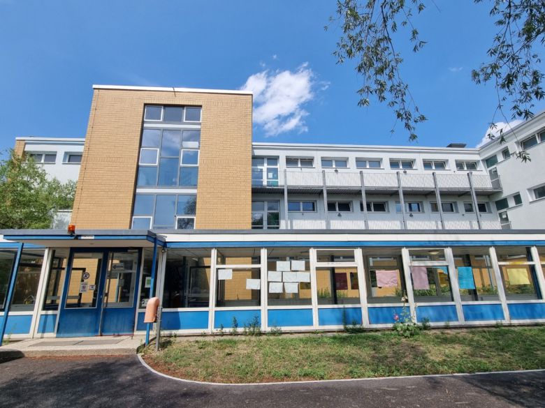 베를린 슈판다우(Spandau)구 슈타켄(Staaken)의 공립 초등학교 크리티안 모르겐스턴(Christian-Morgenstern Elementary School). 이 학교 학생은 90% 이상이 이민자 자녀다. 이 학교 카리나 예니혜 교장은 "학교는 학생에게 점심을 포함해 필요한 대부분을 무료로 제공한다"고 말했다. 김용훈 기자