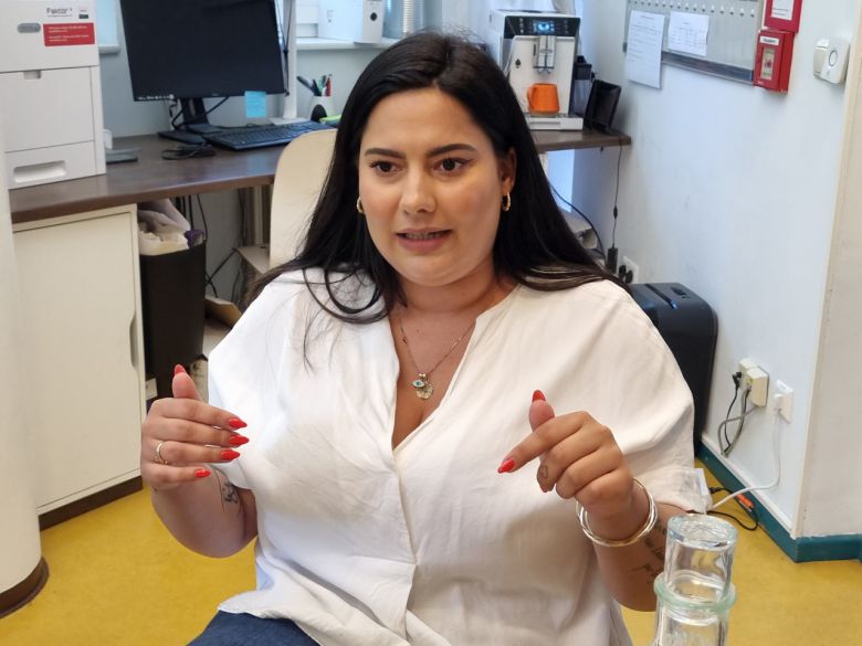 지난달 27일 베를린 미테(Mitte)구에 있는 이나킨더가든(INA.KINDER.GARTEN) 스텔라 흐리스토풀로스(Stella Christopoulos) 원장이 기자와 이야기를 나누고 있다. 김영철 기자