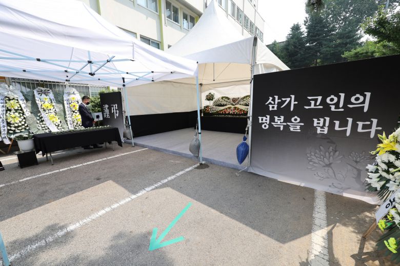 21일 오전 서울 강남서초교육지원청에 극단적 선택을 한 서이초등학교 담임 교사 A씨를 추모하는 분향소가 마련돼 있다. [연합]