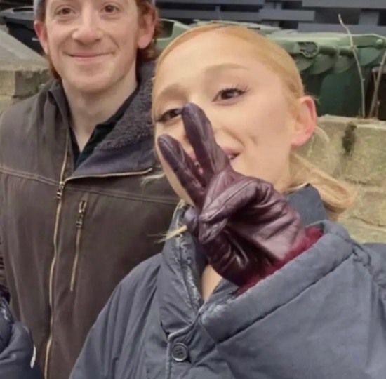 아리아나 그란데가 이혼 6개월 만에 새 사랑을 찾았다. 배우 에단 슬레이터와 데이트를 시작한 것.