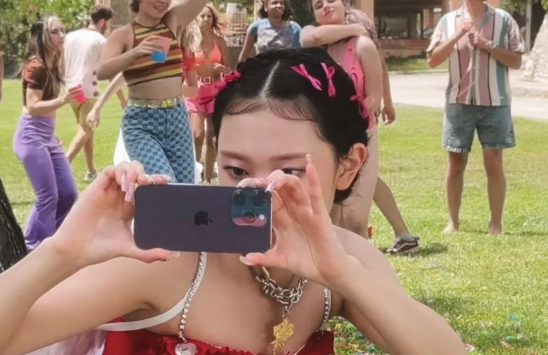 인기 케이팝 걸그룹 ‘뉴진스’의 신곡 ‘ETA’ 뮤직비디오. 멤버 해린이 아이폰 14 프로로 촬영하는 모습. [하이브 공식 유튜브 채널]