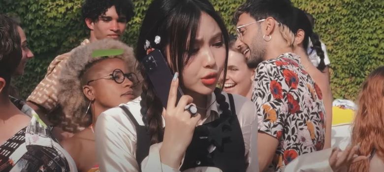 인기 케이팝 걸그룹 ‘뉴진스’의 신곡 ‘ETA’ 뮤직비디오. 멤버 혜인이 아이폰 14 프로로 통화하는 모습. [하이브 공식 유튜브 채널]