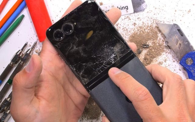 모토로라의 폴더블폰 ‘레이저40 울트라’의 내구성 테스트를 위해 구부리자 외부 디스플레이가 산산조각 났다. [유튜브 ‘JerryRigEverything’]