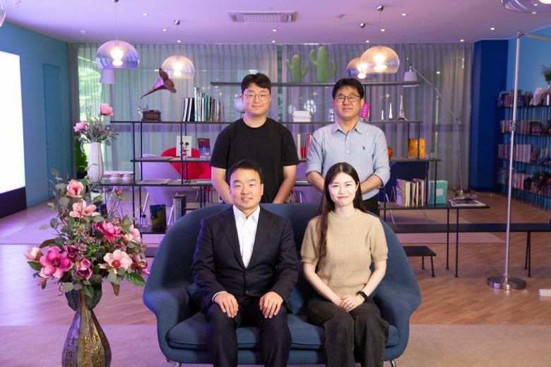 이번 연구를 수행한 UNIST 연구진. 이건우(위쪽 시계방향으로) 연구원, 백명진 연구교수, 박현옥 연구원, 이동욱 교수.[UNIST 제공]