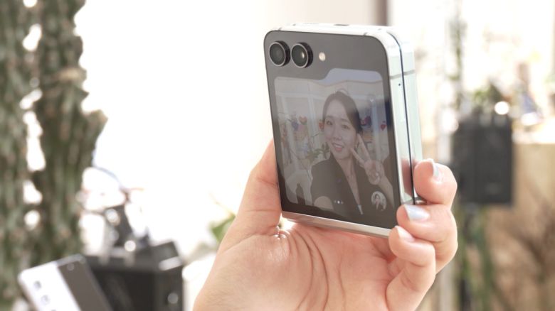 삼성전자가 26일 공개한 '갤럭시 Z플립 5'. [삼성전자 제공]