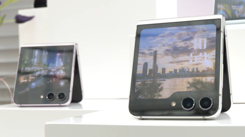 삼성전자가 26일 공개한 '갤럭시 Z플립 5'. [삼성전자 제공]