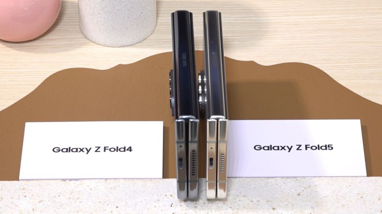 삼성전자가 26일 공개한 '갤럭시 Z플립 5'는 전작 '갤럭시 Z플립 4'보다 두께가 더 얇아지고 가벼워졌다. [삼성전자 제공]