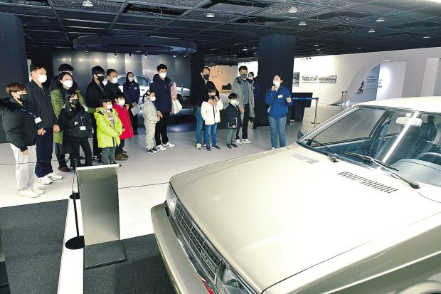 현대차 노사는 대기업 최초로 저출산 문제 해결을 위한 ‘저출산·육아지원 노사 TFT’를 구성하고 직원들의 생애주기에 기반한 종합적인 출산 및 육아 지원을 마련키로 했다. 현대차 노사의 지난달 임단협 상견례 모습(위쪽)과 올해초 현대자동차가 울산 북구 현대차 문화회관 헤리티지홀에 울산공장 임직원 가족을 초청해 진행한 ‘H 패밀리 투어’ 행사 [현대차 제공]