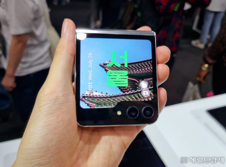 삼성전자가 26일 공개한 ‘갤럭시 Z플립 5’. 김현일 기자/joze@