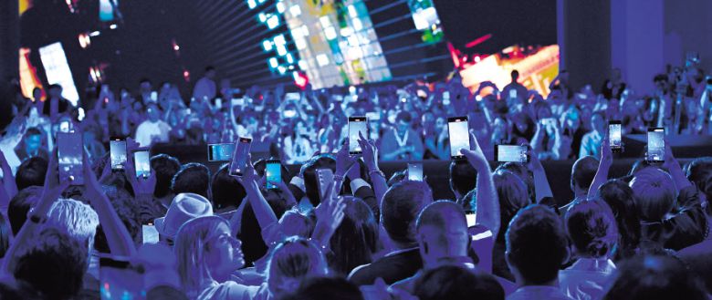 삼성전자 ‘갤럭시 언팩 2023’이 지난 26일 서울 강남구 코엑스에서 열린 가운데 참석자들이 무대 위를 촬영하고 있다. 임세준 기자