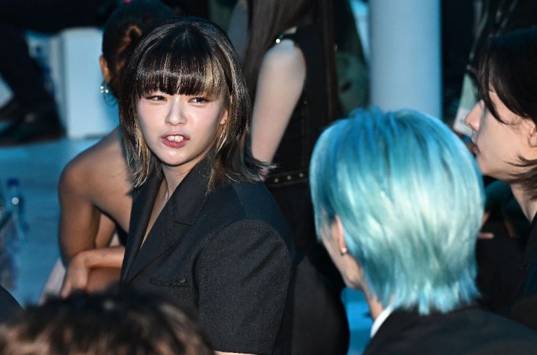 트와이스 정연이 26일 서울 강남구 코엑스에서 열린 '갤럭시 언팩 2023'에 참석하고 있다. 삼성전자는 이날 열린 '갤럭시 언팩 2023'를 통해 '갤럭시 Z 플립'5와 '갤럭시 Z 폴드5', '갤럭시 워치 6', '갤럭시 탭 S9'등을 함께 선보였다. 임세준 기자