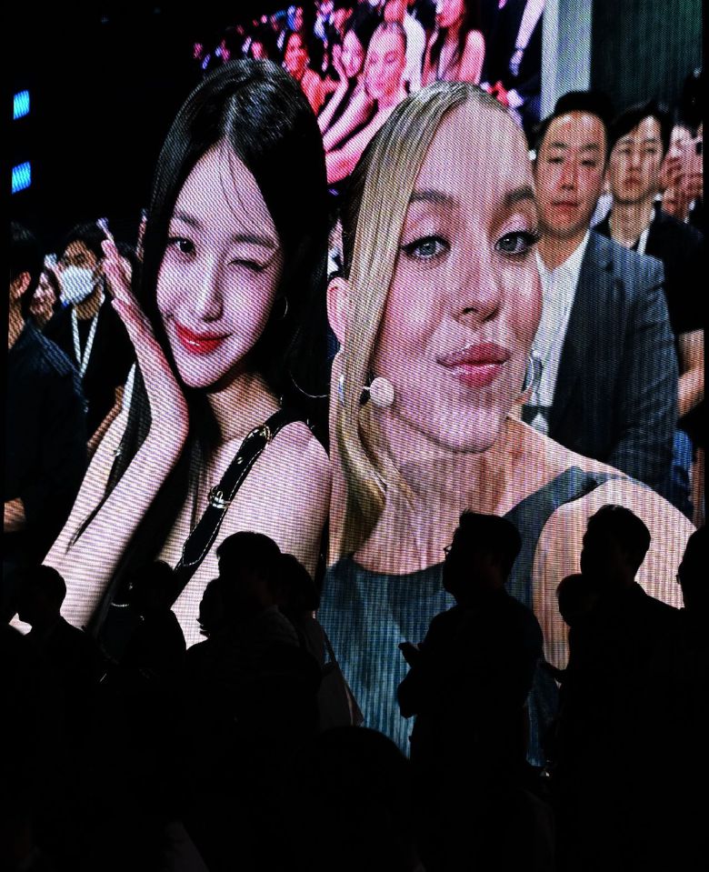 가수 장원영(왼쪽)과 배우 시드니 스위가 26일 서울 강남구 코엑스에서 열린 삼성전자 '갤럭시 언팩 2023'에 참석해 갤럭시 Z 플립 5를 활용해 셀피를 촬영하고 있다. 삼성전자는 이날 열린 '갤럭시 언팩 2023'를 통해 '갤럭시 Z 플립'5와 '갤럭시 Z 폴드5', '갤럭시 워치 6', '갤럭시 탭 S9'등을 함께 선보였다. 임세준 기자