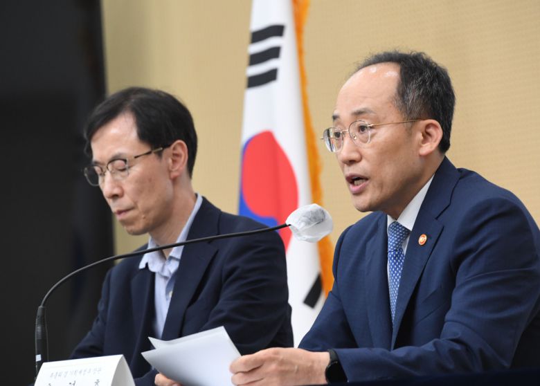 추경호(오른쪽) 경제부총리 겸 기획재정부 장관이 지난 24일 정부세종청사에서 ‘2023년 세법개정안’과 관련 사전 상세 브리핑을 하고 있다. 이날 브리핑에는 정정훈(왼쪽) 기재부 세제실장이 배석했다. [기획재정부 제공]