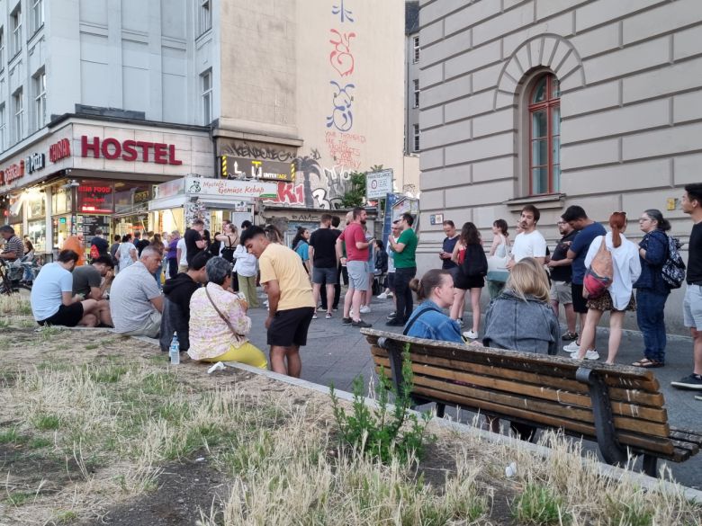 지난달 25일 독일 베를린 프리드리히스하인크로이츠베르크구 크로이츠베르크 시민이 유명 케밥집 앞에 줄 서 있고, 주문을 마친 이들은 거리에 앉아 음식을 즐기고 있다(사진은 기사 내용과 관련없음). 김영철 기자