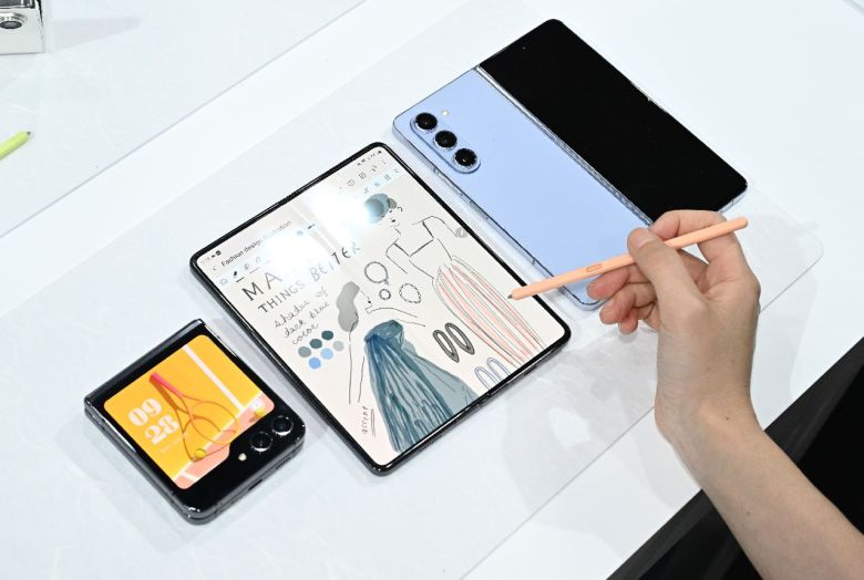 갤럭시 Z 플립5(왼쪽)와 갤럭시 Z 폴더5가 26일 서울 강남구 코엑스 삼성전자 갤럭시 언팩 2023 제품 체험장에 전시되어 있다. [임세준 기자]