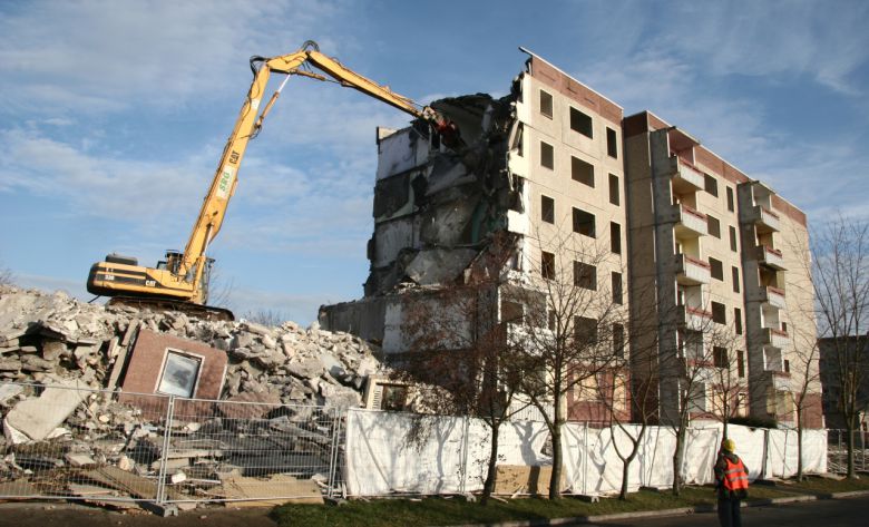라이네펠데 시의회는 1995년 ‘도시 기본계획’을 통과시키고 시 외곽의 빈집 철거하고 남부신도시를 중심축으로 새 거주지를 마련, 이를 중심으로 인프라를 구축하는 도시재생에 나섰다. 시 외곽에 있던 조립식 임대아파트를 철거되고 있다. [라이네펠데시 제공]