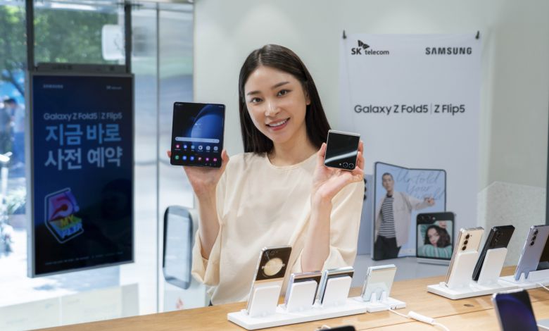 SK텔레콤 매장에서 SK텔레콤 홍보모델이 사전예약 혜택을 소개하는 모습. [SK텔레콤 제공]