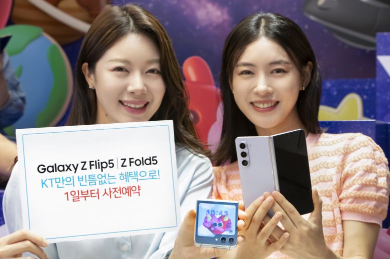 모델들이 KT플라자 홍대 애드샵플러스점에서 KT 갤럭시Z폴더블5 시리즈 사전 예약을 소개하고 있는 모습. [KT 제공]