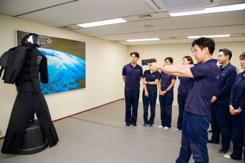 서울 강서구 아시아나항공 본사 교육훈련동에서 아시아나항공 보안교관들이 특수전사령부 대테러요원에게 기내 안전교육을 받고 있다. [아시아나항공 제공]