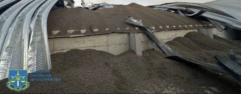 러시아의 드론 공격을 받은 우크라이나 이즈마일 항구의 곡물 창고에서 저장된 곡물이 밖으로 쏟아져 나온 모습 [우크라이나 국방부 트위터 갈무리]