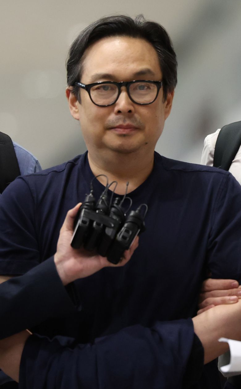 유병언 전 세모그룹 회장의 차남 유혁기 씨가 세월호 참사 발생 9년 만에 4일 오전 인천국제공항을 통해 입국, 인천지검으로 압송되고 있다. [연합]