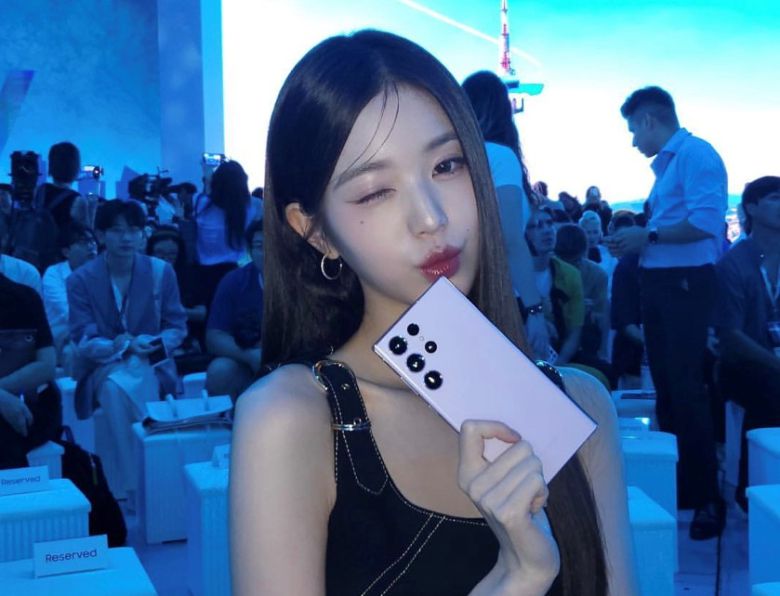 인기 걸그룹 아이브의 장원영이 26일 서울 강남구 코엑스에서 열린 갤럭시 언팩 행사에 참석해 포즈를 취하고 있다. [장원영 공식 인스타그램]