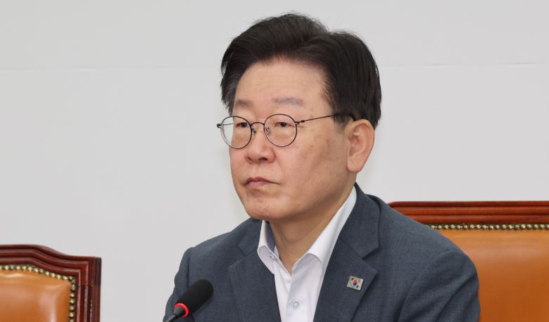 더불어민주당 이재명 대표가 11일 국회에서 최고위원회의를 하고 있다. [연합]