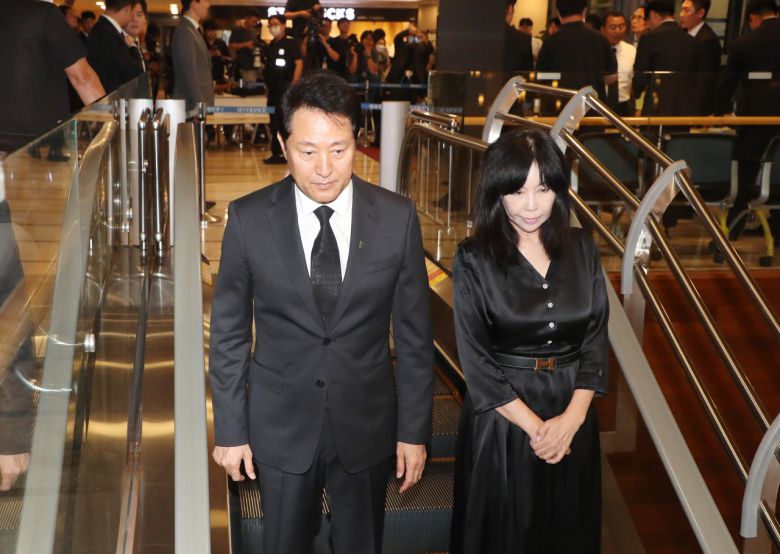 오세훈 서울시장과 부인 송현옥 세종대 교수가 15일 오후 서울 서대문구 신촌세브란스병원 장례식장에 마련된 윤석열 대통령의 부친 윤기중 연세대 명예교수의 빈소로 향하고 있다. [연합]