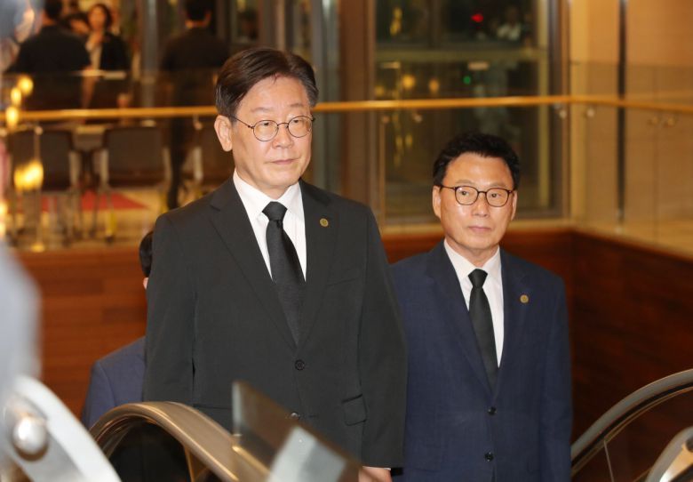 더불어민주당 이재명 대표와 박광온 원내대표가 15일 오후 서울 서대문구 신촌세브란스병원 장례식장에 마련된 윤석열 대통령의 부친 윤기중 연세대 명예교수의 빈소를 조문한 뒤 이동하고 있다. [연합]