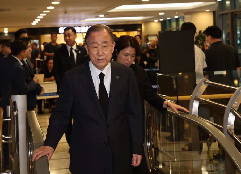 반기문 전 유엔 사무총장이 15일 오후 서울 서대문구 신촌세브란스병원 장례식장에 마련된 윤석열 대통령의 부친 윤기중 연세대 명예교수의 빈소로 향하고 있다. [연합]
