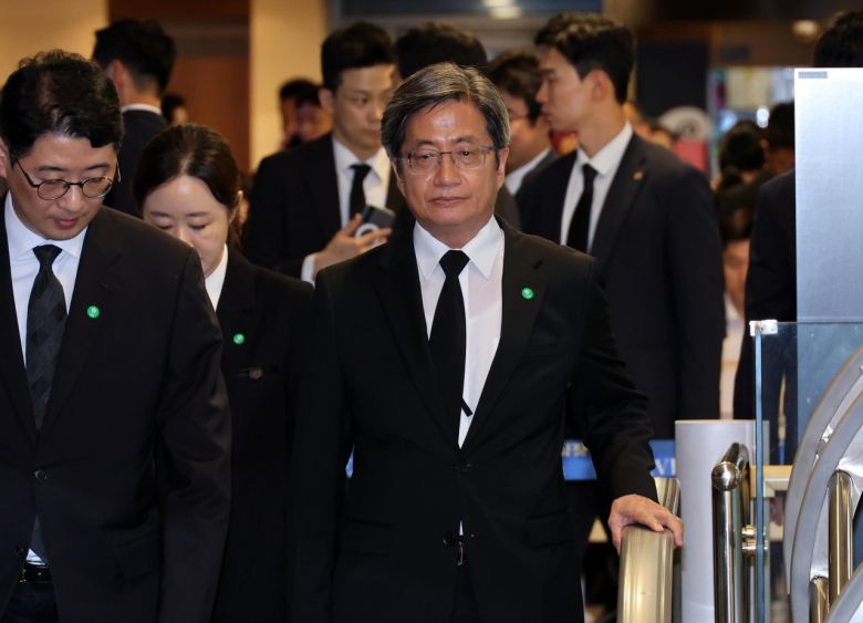 김명수 대법원장이 16일 서울 서대문구 세브란스병원 장례식장에 마련된 윤석열 대통령의 부친 윤기중 연세대 명예교수의 빈소로 향하고 있다. [사진공동취재단]