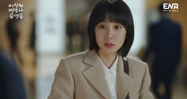 지상파에서 거절했던 드라마 이상한 변호사 우영우. KT가 결국 투자 케이블 채널과 OTT에서 방영, 큰 히트를 쳤다.