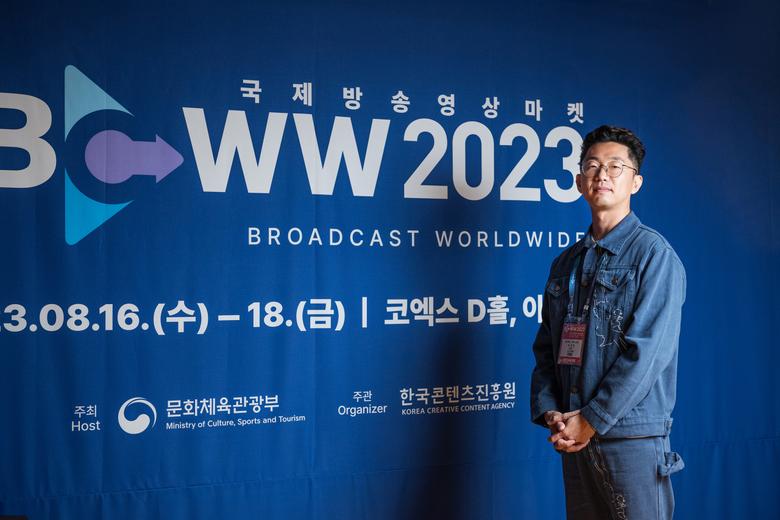 ‘성난 사람들’의 각본을 쓰고 연출한 이성진 감독은 16일 서울 강남 코엑스에서 열린 한국콘텐츠진흥원 주관 2023 국제방송영상마켓(BCWW) 특별 세션 〈‘성난 사람들’ 시대를 살아가는 크리에이터-글로벌 콘텐츠 시장속 아시아계 창작자들〉에 참가해 “‘성난 사람들’은 몇 년 전 내 경험에서 비롯된 이야기다. 신호대기중 초록색깔로 바뀐걸 빨리 보지 못하자 뒤에 있던 백인 운전자가 경적을 마구 울리고 소리를 지르고 난폭운전까지 했다”고 말했다. 다음은 그와의 일문일답이다.