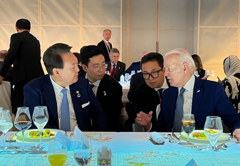 윤석열 대통령이 지난 5월 20일 오후 일본 히로시마 그랜드 프린스 호텔에서 열린 G7 정상회의 친교 만찬에서 조 바이든 미국 대통령과 대화하고 있다. [연합]