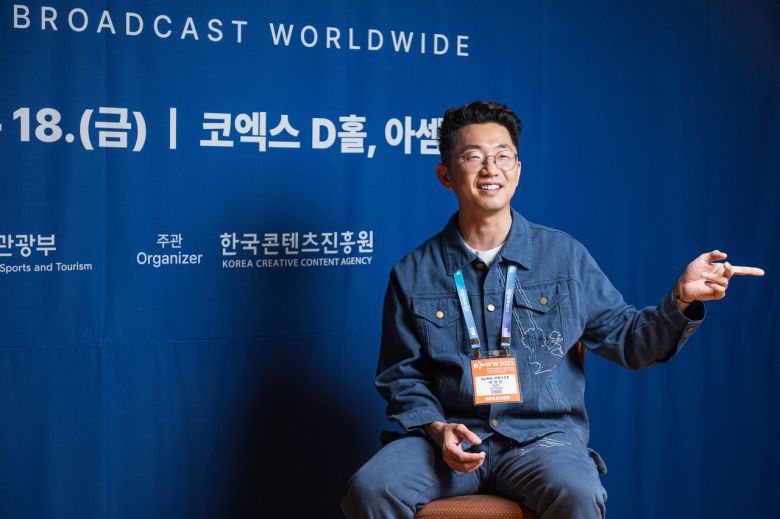 ▶르네상스 시대 그림들이다. 오랜 시간이 지나 권리를 사지 않아도 된다. 처음부터 9개의 그림을 넣기로 했다. 그런데 아이작으로 나오는 데이비드 최가 그림을 그리는 예술가다. 그 친구가 자기 그림이 더 좋다면서 10년전부터 창고에 쌓아둔 많은 그림들을 보여주었다. 그중에서 내가 골라 사용했다. 몇 개는 내가 주문한 것처럼 싱크로율이 100%다.